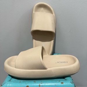 Equick Cloud Pillow Sandal Slides Size 7.5 / 8